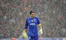 开云体育平台APP-当伯纳乌的星光遇上菲尼克斯的烈焰，一个跨界之夜的竞技哲思