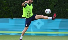 开云体育官方网站-马德里后卫大脚传中，助攻进球香甜成功