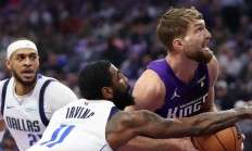 开云体育入口-激战正酣：争夺头名激烈升温