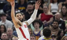 开云体育APP下载-爵士深夜失利，高效球员仍表现抢眼