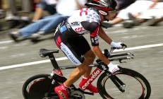 开云体育下载-跨界封神夜，当F1方向盘遇上足球大脑