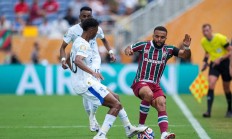 开云体育平台APP-球场上不缺乏精彩瞬间，球员们全神贯注拼搏的简单介绍