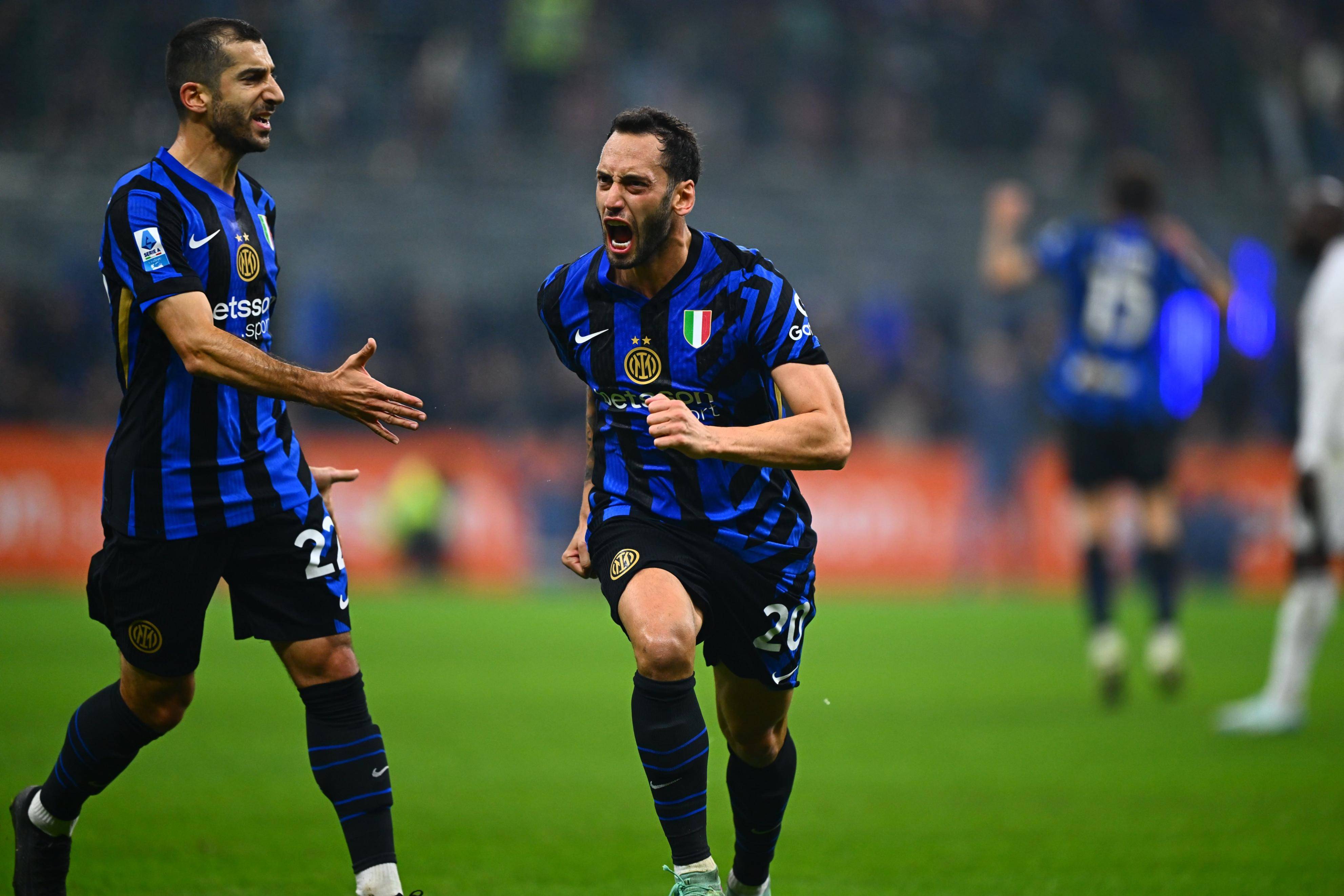 那不勒斯主场三球大胜AC米兰