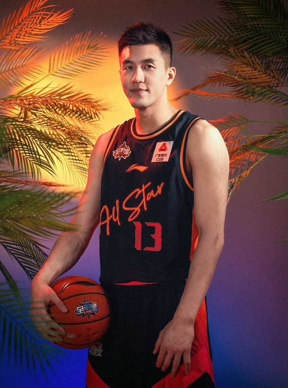 篮球明星在社交媒体上展示训练日常