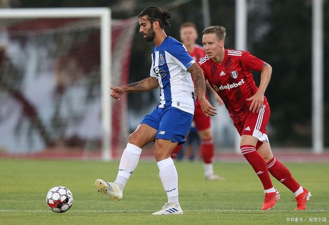 哈德斯菲尔德逼平对手，保持不败战绩