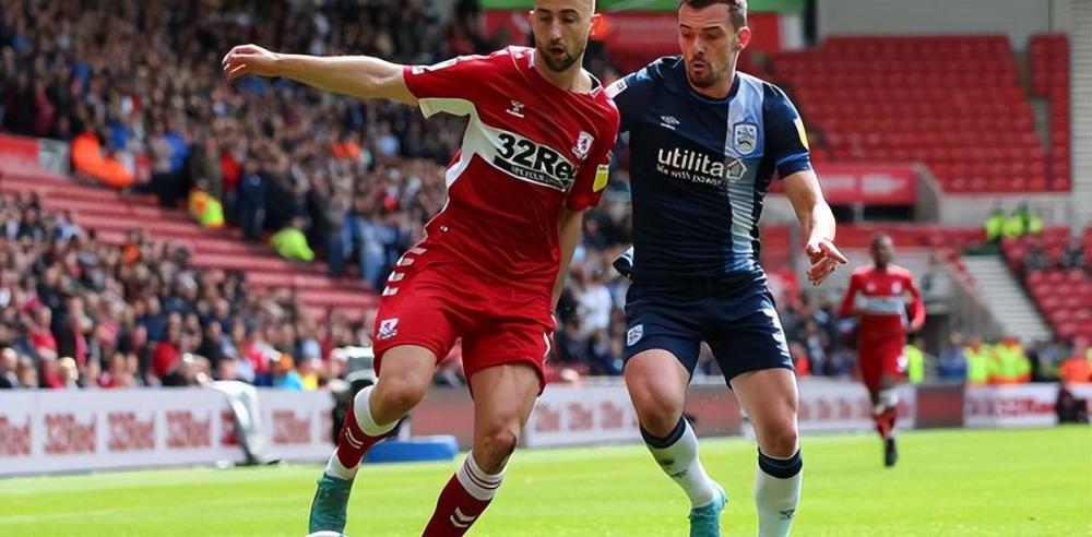 哈德斯菲尔德逼平对手，保持不败战绩