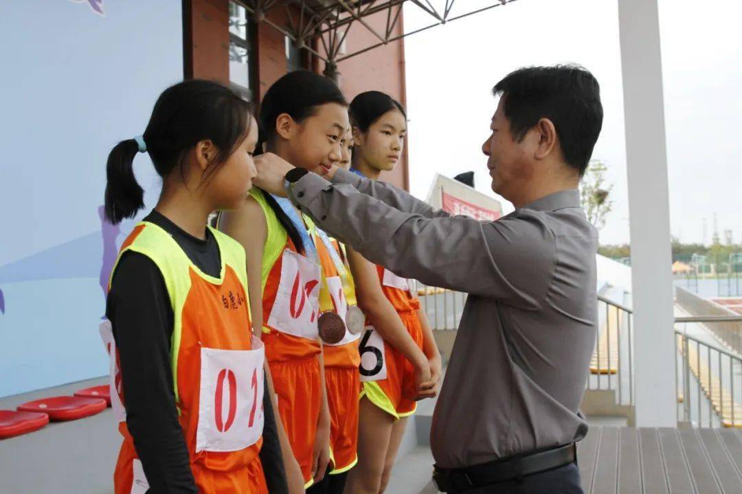 选手团结拼搏，超越自我勇争第一