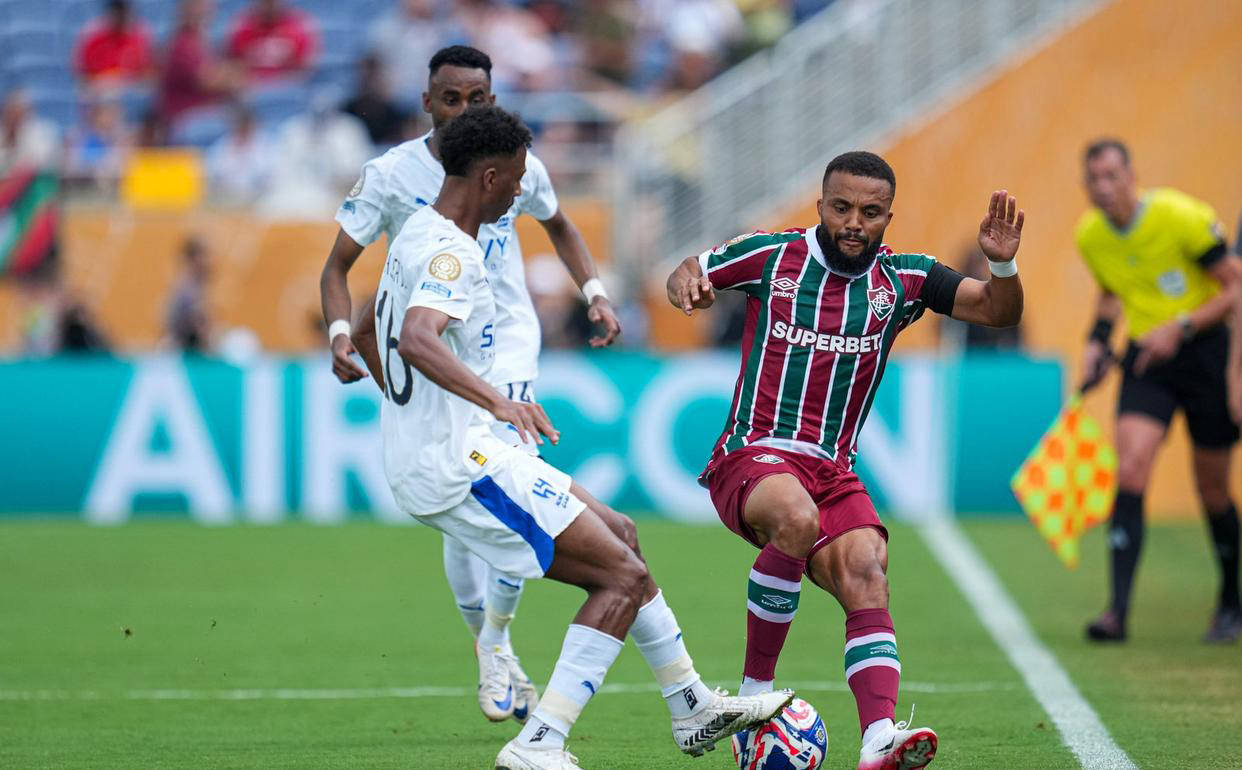 球场上不缺乏精彩瞬间，球员们全神贯注拼搏的简单介绍