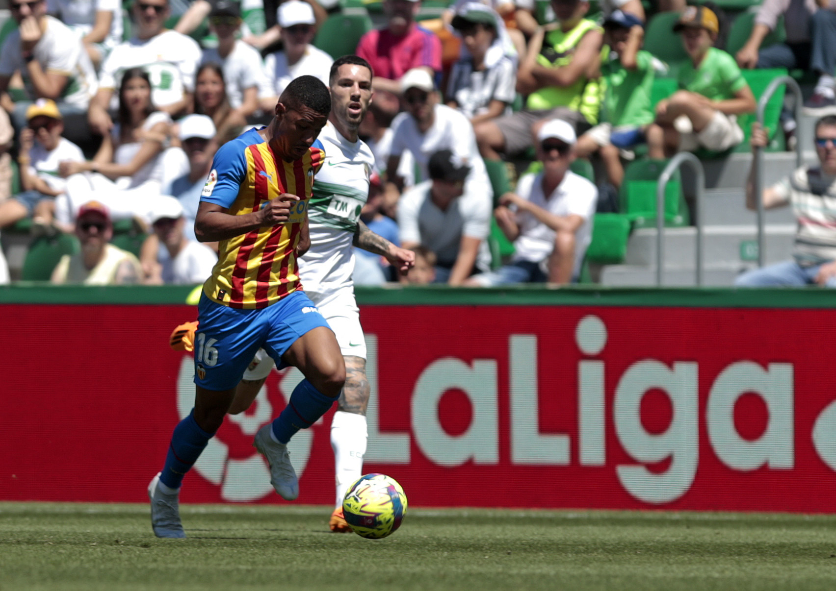 汉堡SV取得关键胜利，暂时摆脱降级区