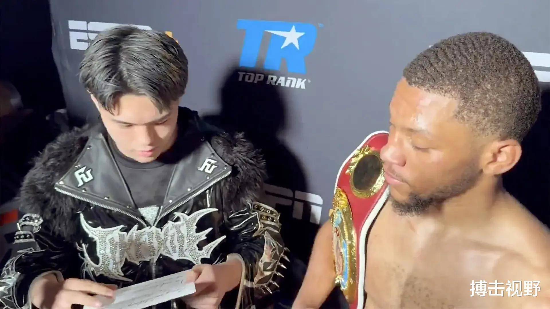 拳击比赛中选手硬拼十回合,最终胜利 拳击比赛中选手硬拼十回合,最终胜利