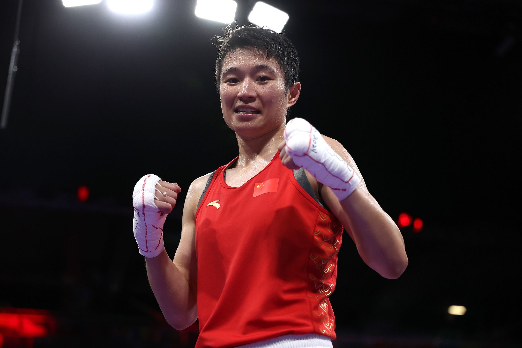 拳击比赛中选手硬拼十回合,最终胜利 拳击比赛中选手硬拼十回合,最终胜利