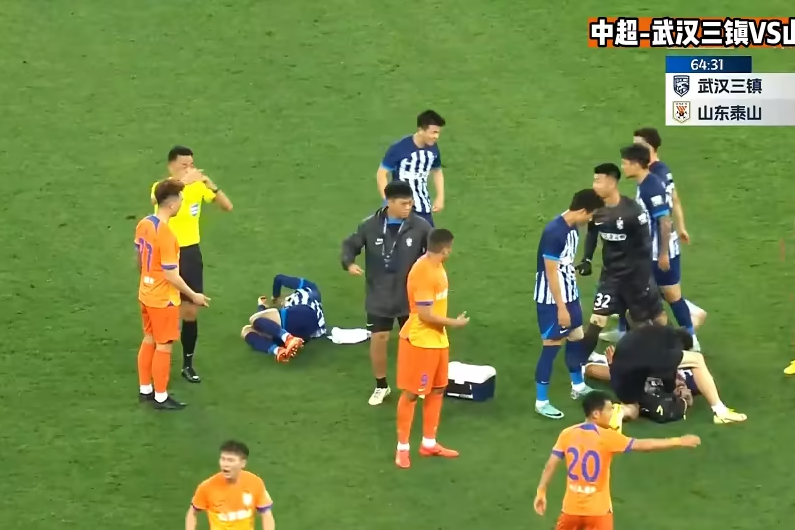 赛场上出现重要瞬间,球员瞬间成为焦点 赛场上出现重要瞬间,球员瞬间成为焦点