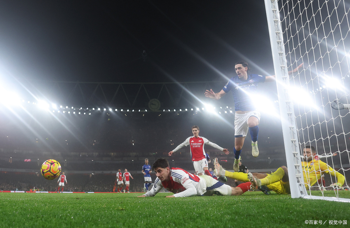 赛场上出现重要瞬间,球员瞬间成为焦点 赛场上出现重要瞬间,球员瞬间成为焦点