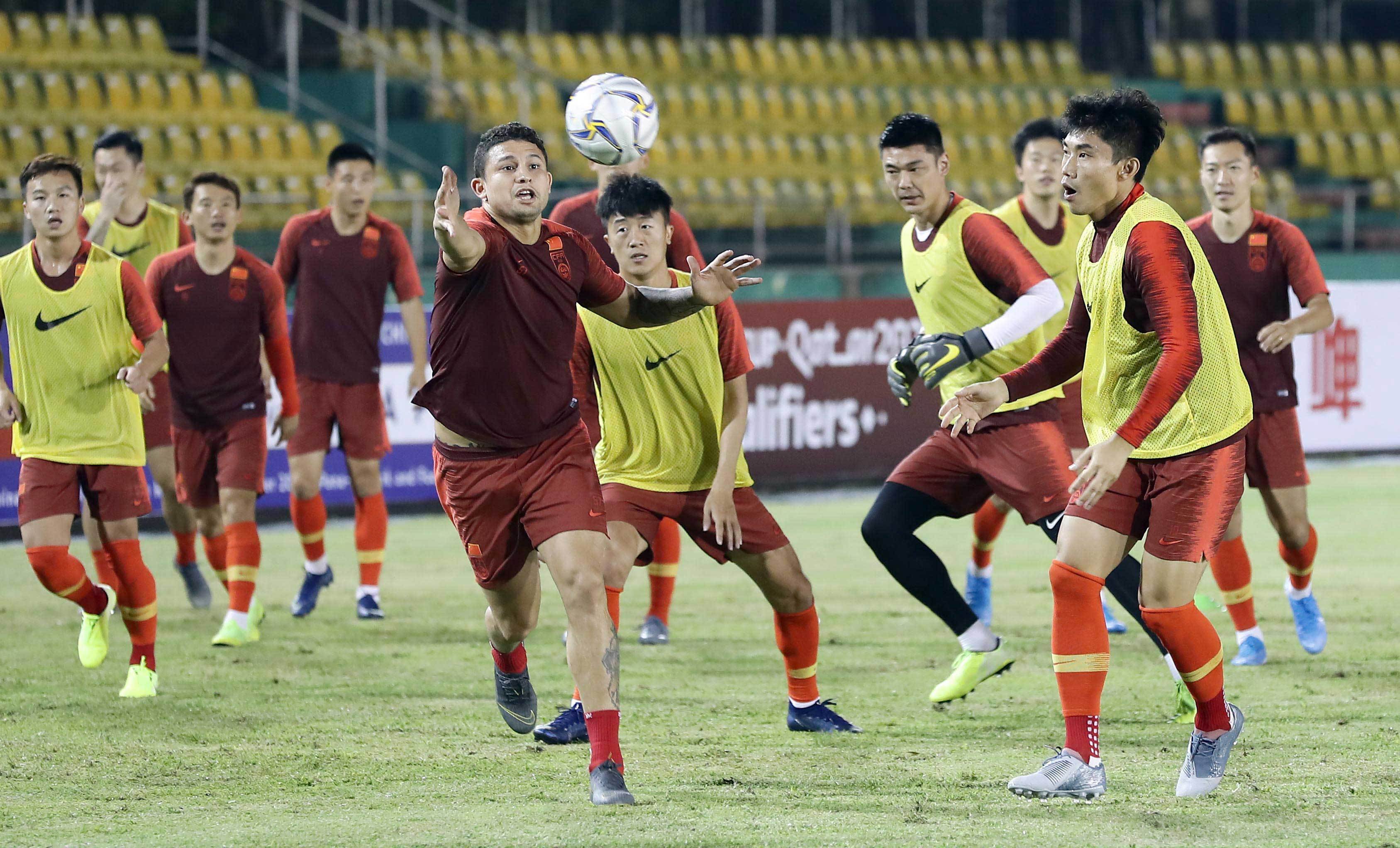 斯洛伐克在关键时刻进球,逼平波兰队 斯洛伐克在关键时刻进球,逼平波兰队