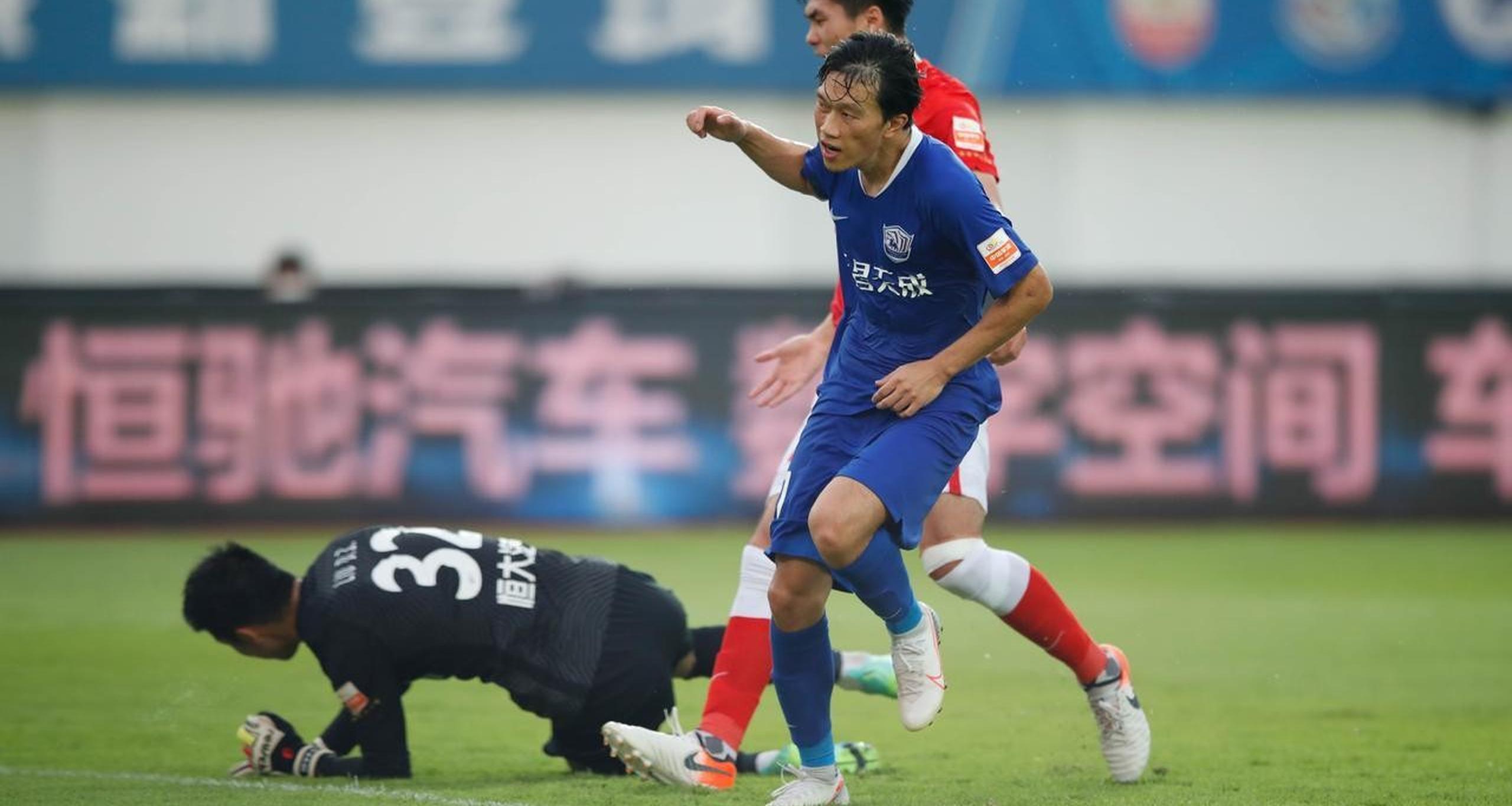 足球联赛上演激烈对决，各队谋求更好表现的简单介绍