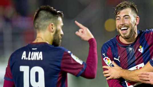 沙尔克锋线调整效果显著，球队状态转好迎战