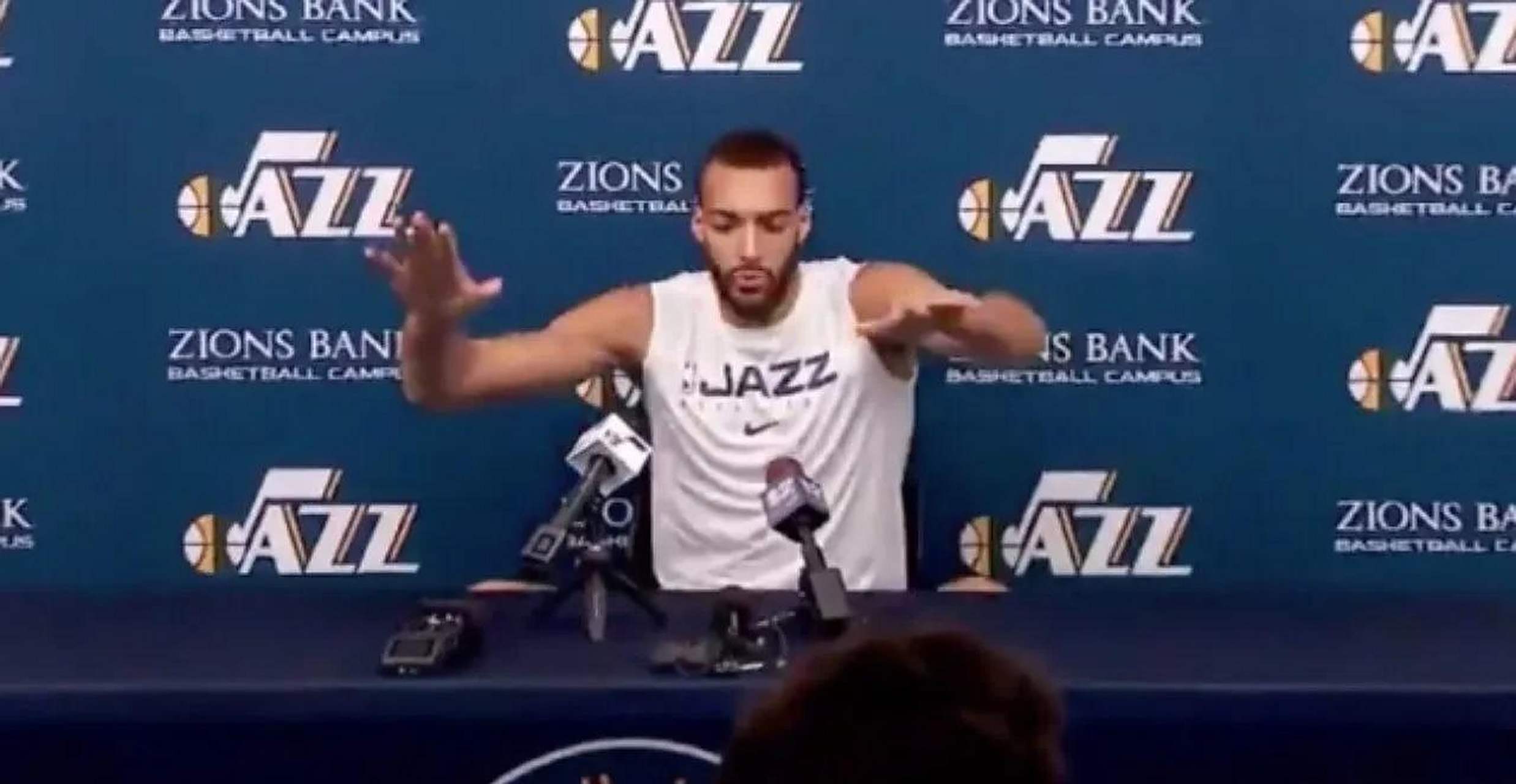 包含人前锋迎来个人职业生涯新高的词条