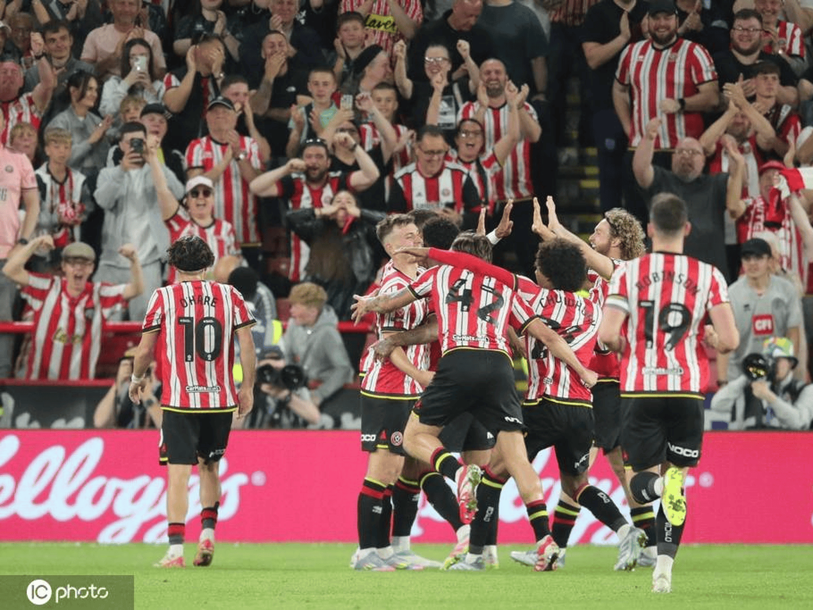 包含谢菲联客场胜伯恩茅斯，稳固中下游位置的词条