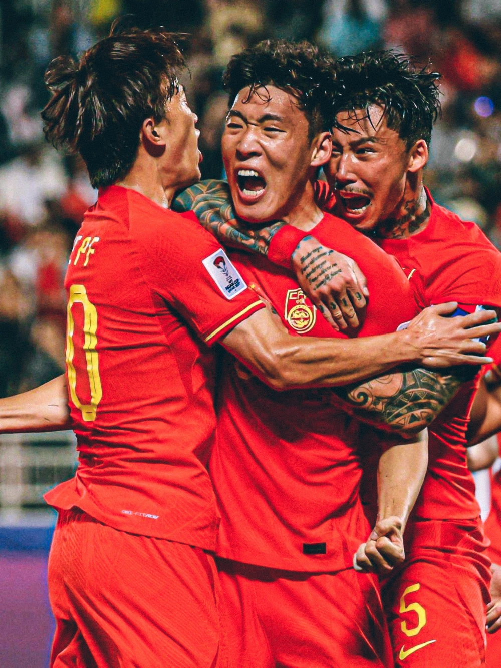 国内足球联赛中的硝烟弥漫让人无法自拔