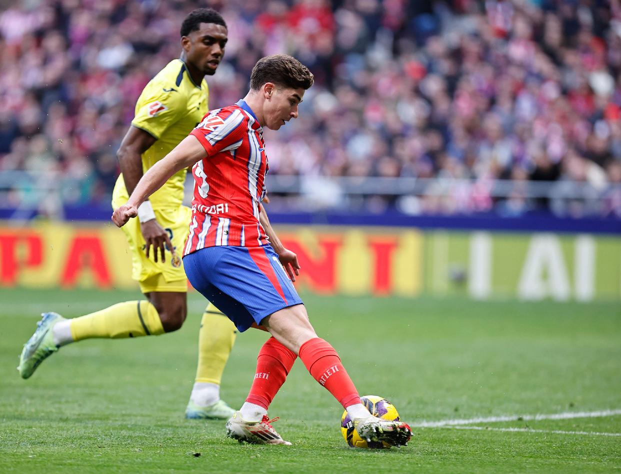 足球比赛中球员士气高涨备战