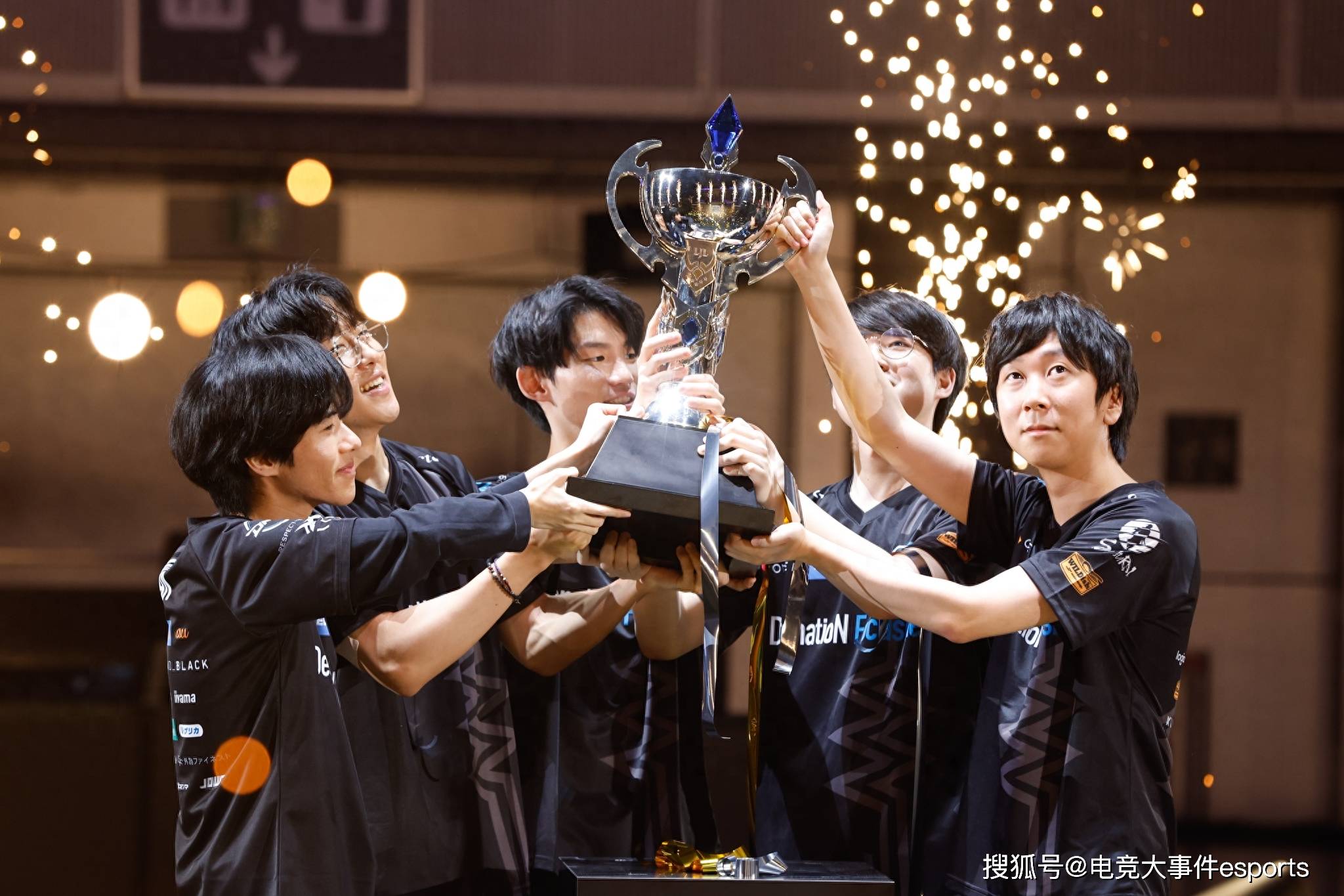 PSG横扫T1，Knight开启传奇时刻宿敌对决八强赛，技惊四座