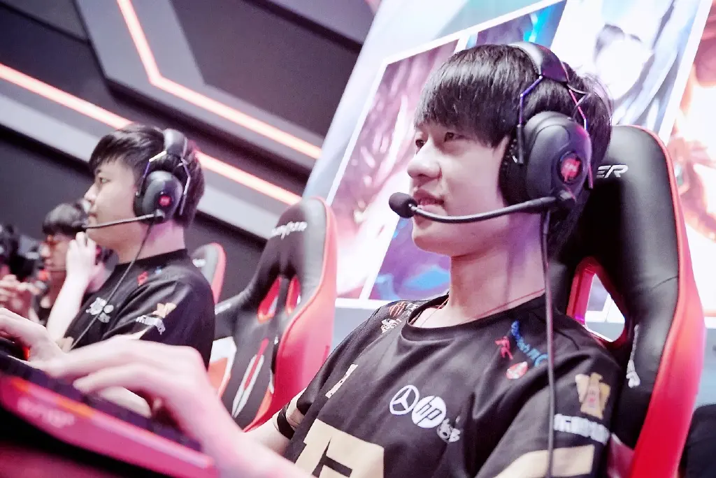 V5轻取G2，Bin团战一打五宿敌对决成都决赛之夜，留下经典瞬间